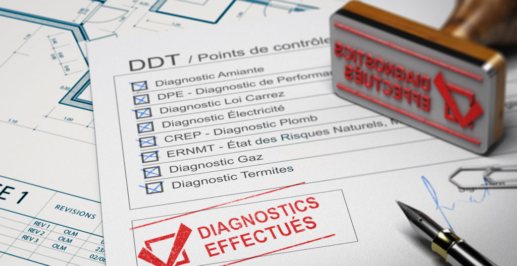 Dossier de diagnostics immobiliers posé sur une table, pages ouvertes montrant un DPE
