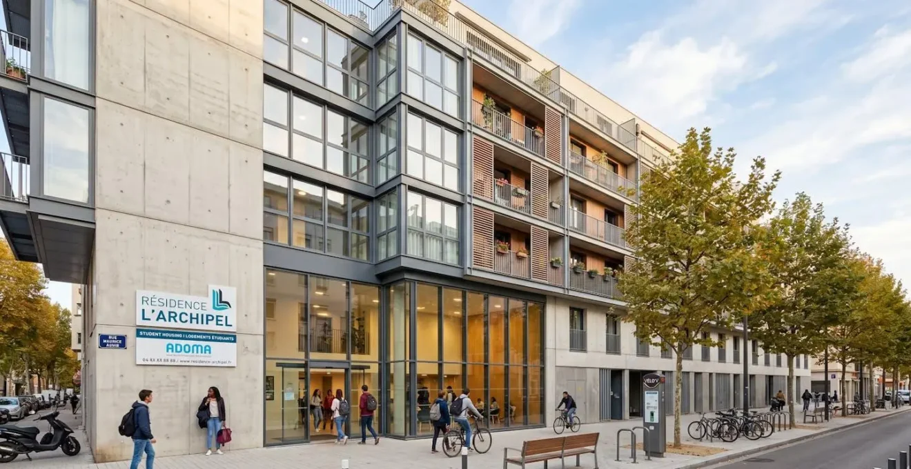 Façade moderne d'une résidence services française en activité, architecture contemporaine verre et béton, signalétique professionnelle d'entrée, flux de résidents, environnement urbain soigné en journée