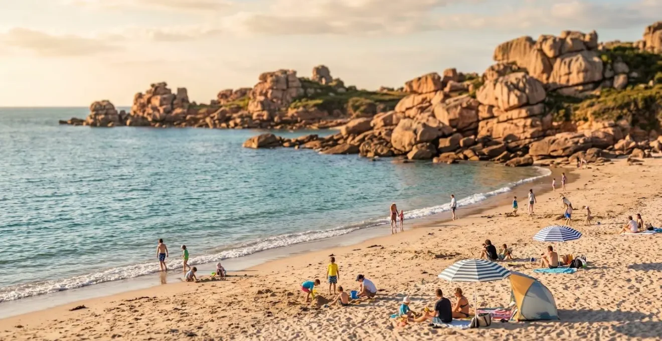 Plage familiale de Perros-Guirec en fin d'après-midi, avec familles sur le sable, enfants jouant près de l'eau, et formations caractéristiques de granit rose en arrière-plan sous lumière dorée